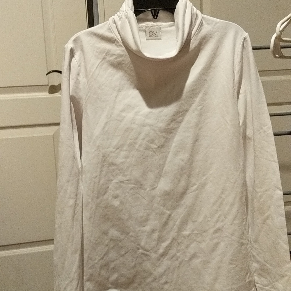 White top new size xs/s  length 25 pit to pit l7 inches